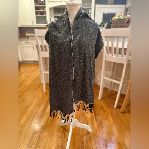💜 5 for $25 or 3 for $18 Old Navy gray and black herringbone knit scarf … - Picture 1 of 7